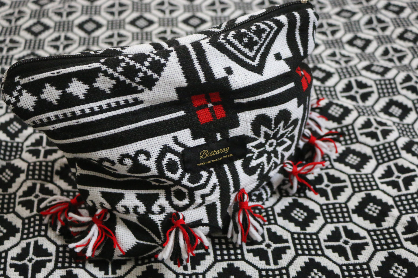 "Eco-friendly cloth toiletry pouch with zipper closure"
"Reusable fabric toiletry bag for travel and daily use"
"Sustainable cotton toiletry pouch for men and women"
"Compact and stylish linen travel toiletry bag"
"Unisex cloth pouch for toiletries, cosmetics, and accessories"
"Minimalist fabric toiletry organizer on bathroom counter"
"Washable cloth pouch for eco-conscious travelers"