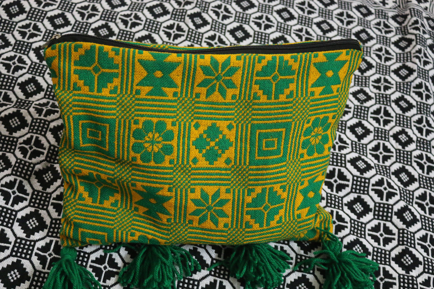 Eco-friendly cloth toiletry pouch with zipper closure
Reusable fabric toiletry bag for travel and daily use
Sustainable cotton toiletry pouch for men and women
Compact and stylish linen travel toiletry bag
Unisex cloth pouch for toiletries, cosmetics, and accessories
Minimalist fabric toiletry organizer on bathroom counter
Washable cloth pouch for eco-conscious travelers
