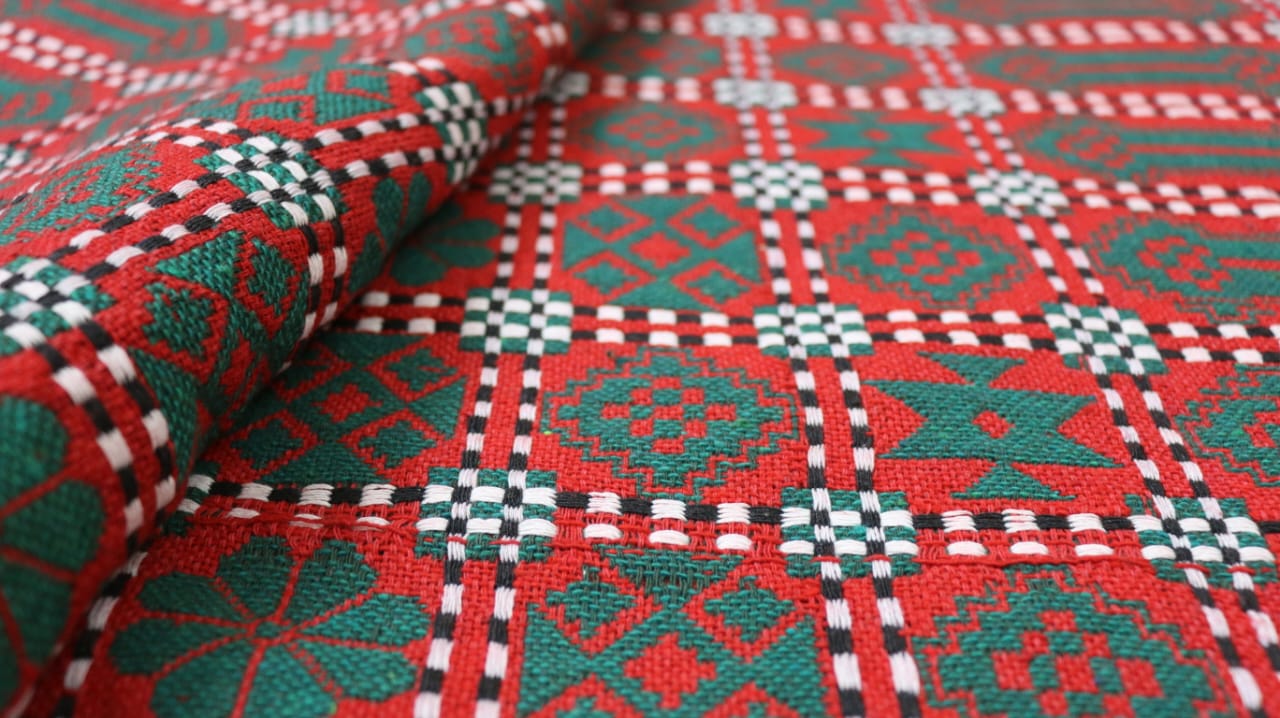 handwoven majnu khes green red - Bistaray
traditional khes shawl handmade Pakistan
majnu khes artisan textile in red and green