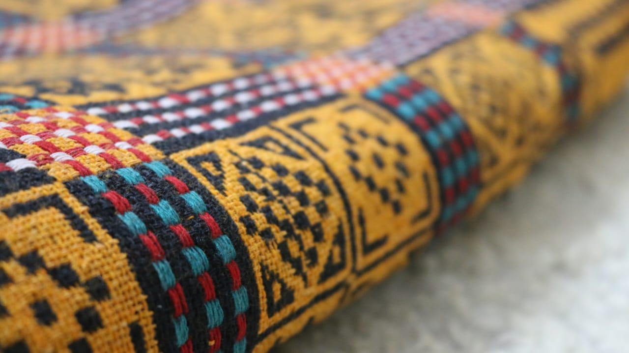 handwoven majnu khes mustard black - Bistaray
traditional majnu khes shawl Pakistan
artisan cotton khes handmade