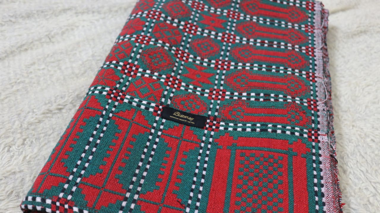 handwoven majnu khes green red - Bistaray
traditional khes shawl handmade Pakistan
majnu khes artisan textile in red and green