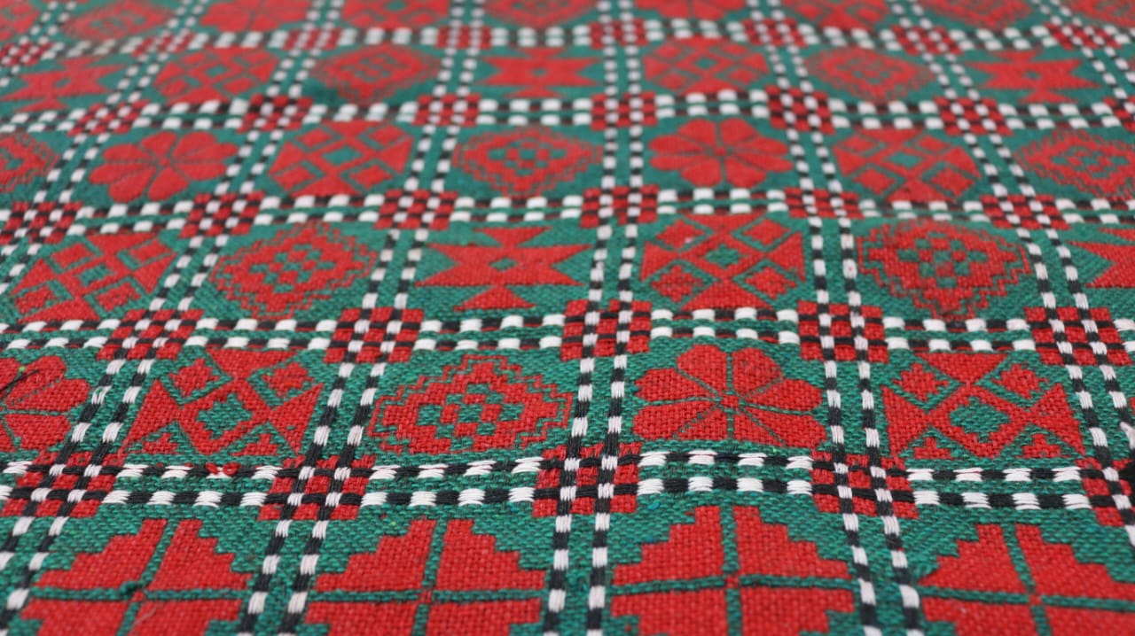 handwoven majnu khes green red - Bistaray
traditional khes shawl handmade Pakistan
majnu khes artisan textile in red and green