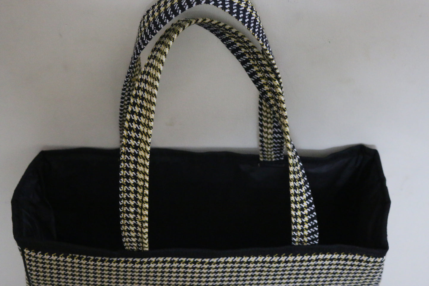 Houndstooth cloth tote bag with reinforced handles
Stylish fabric tote bag featuring houndstooth pattern
Reusable houndstooth shopping bag made from durable cloth
Spacious black and white houndstooth tote for everyday use
Eco-friendly cloth tote with classic houndstooth design