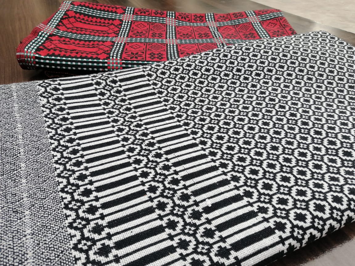 Close‑up of Black & White Cotton Majnu Khes showing geometric double‑cloth pattern and texture