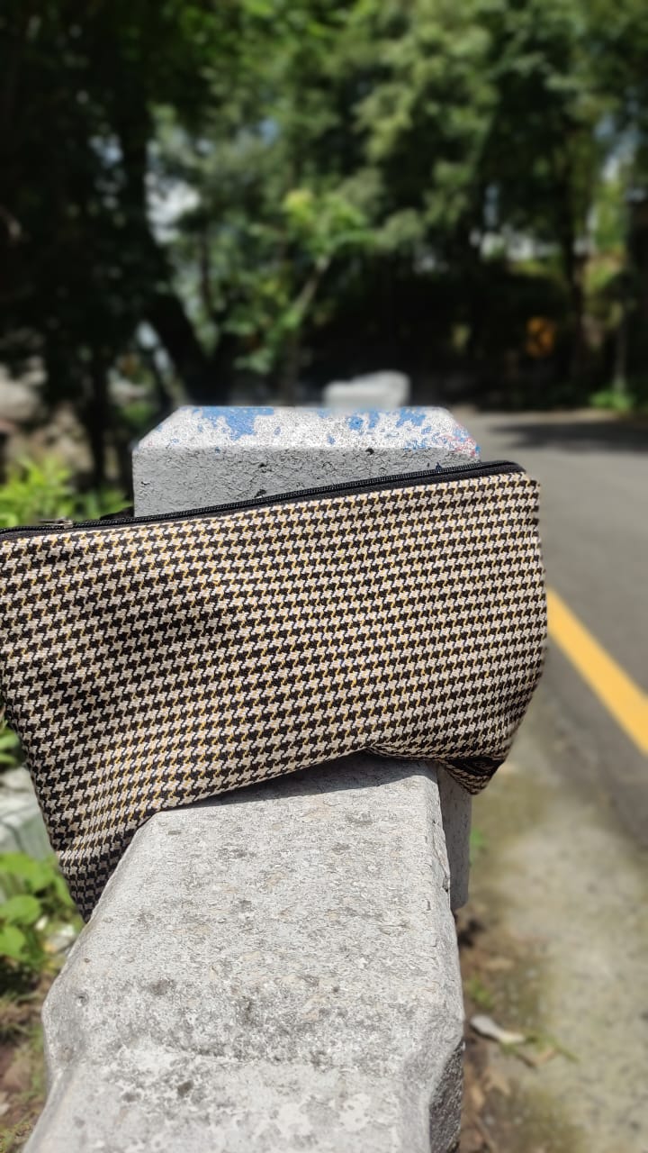 Houndstooth Multi-Purpose Pouch – For Tablets, Chromebooks & Toiletries