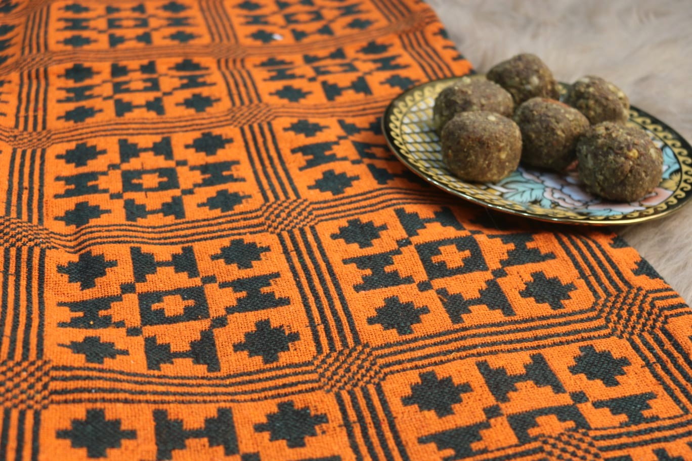 Tangerine & Green Majnu Khes (Bari dabbi)